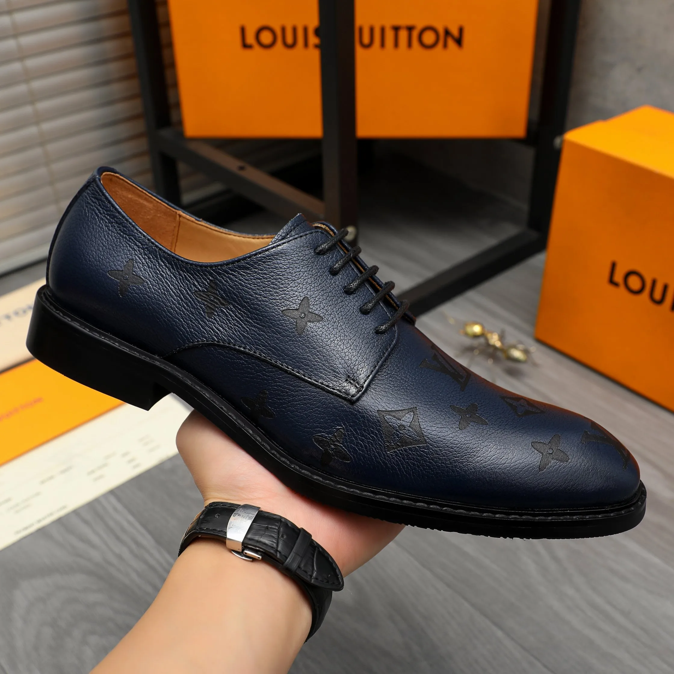 Men's shoes 💰p460 Product trademark: LV (Louis Vuitton) business lace-up formal leather shoes Regular size: 39-44 (38.45 custom-made, non-refundable) Product materials: Selected high-quality pebbled cowhide embossed upper, cowhide lining, original rubber outsole